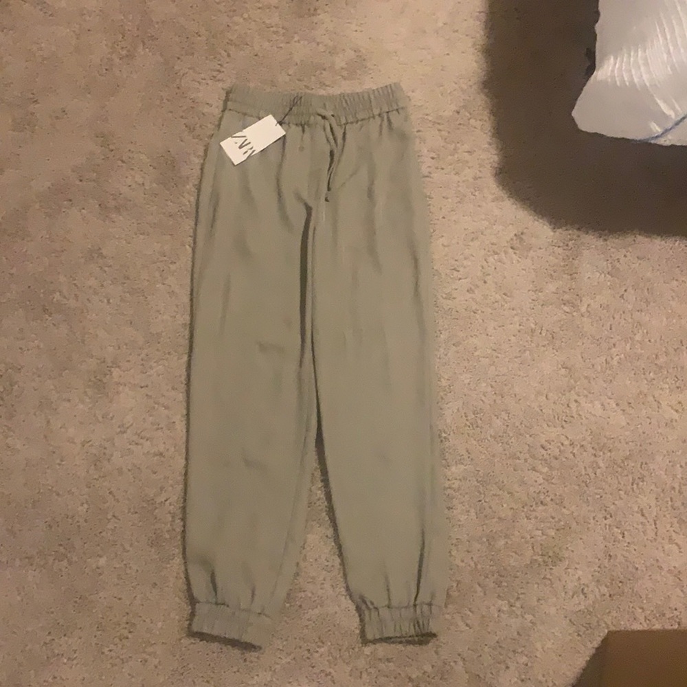 Never worn Zara pant. XS